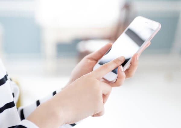 スマホを操作する様子
